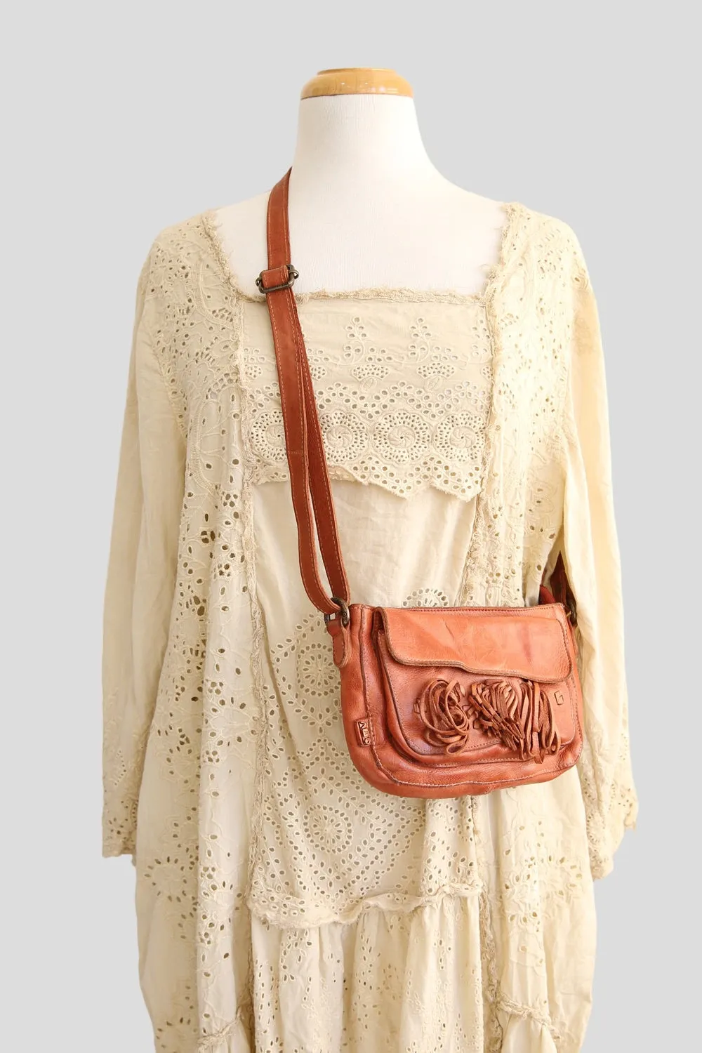 ART N' VINTAGE HOYA POCKET CROSSBODY  LEATHER BAG TAN